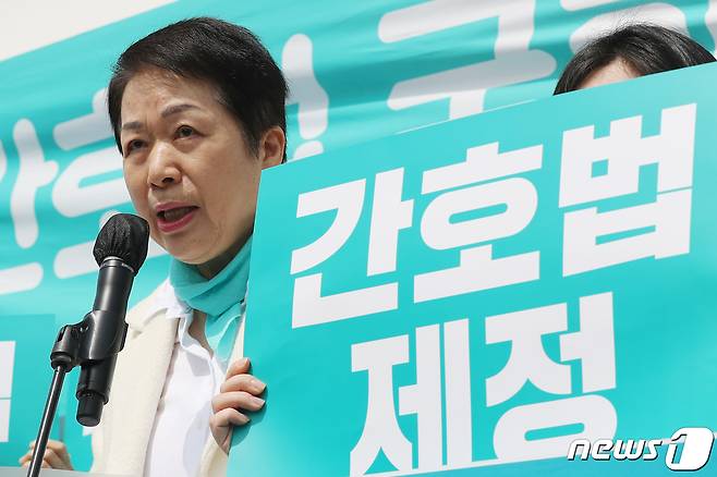 김영경 대한간호협회 회장이 10일 오전 서울 영등포구 여의도 국회의사당 앞에서 열린 '간호법 타직역 업무침탈 거짓주장 관련 대한간호사협회 긴급 기자회견'에서 발언을 하고 있다. 2023.4.10/뉴스1 ⓒ News1 민경석 기자