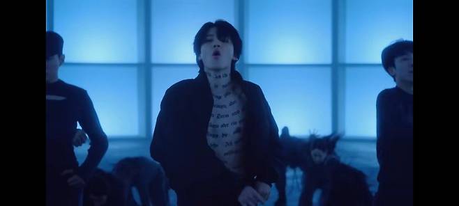 /유튜브 신곡 '셋미 프리 파트2' 뮤직비디오에서 상반신에 릴케의 시를 새긴 채 춤 추는 지민.