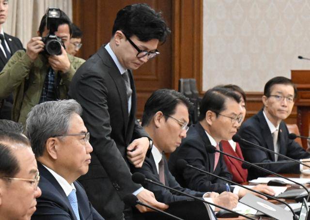 한동훈 법무부 장관이 11일 정부서울청사에서 열린 총리주재 국무회의에 지각 참석하고 있다. 왕태석 선임기자