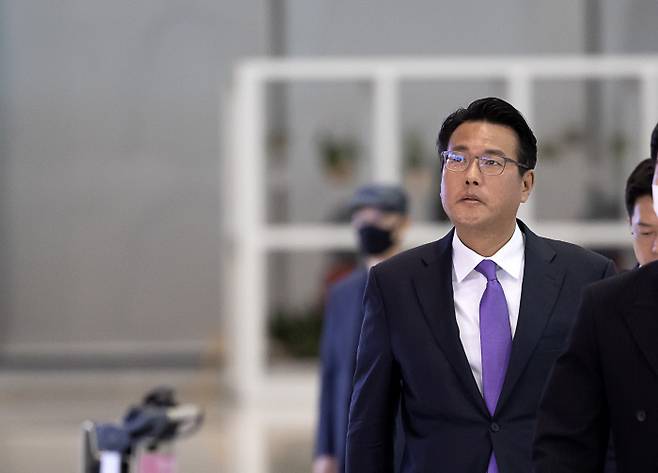 김태효 국가안보실 1차장이 윤석열 대통령의 미국 국빈 방문 최종 조율을 위해 11일 인천국제공항 2터미널을 통해 출국하고 있다. 김 1차장은 출국 전 기자들과 만나 “아침에 양국 국방장관이 통화를 했고 양국 견해가 일치한다”고 말했다. 연합뉴스
