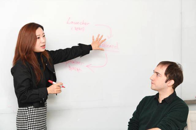 엄수원 아드리엘 대표와 올리비에 뒤센느 CPO가 구상 중인 AI를 이용한 디지털 마케팅 생태계를 설명하고 있다. 김영원 인턴기자