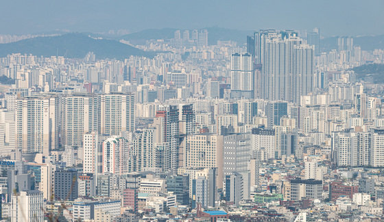 사진은 이날 오후 서울 남산에서 바라본 아파트 단지의 모습. 2023.4.3/뉴스1