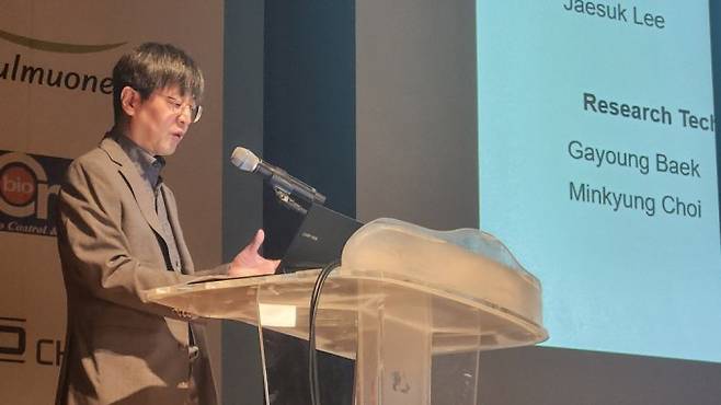 김진수 국립싱가포르대 교수가 14일 제주 국제컨벤션센터(ICC)에서 열린 '한국생물공학회 춘계학술대회'에서 강연하고 있다. 제주=박정연 기자 hesse@donga.com