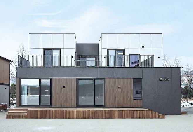 자이가이스트가 충남 당진 공장부지 내에 설치한 목조모듈러주택 54평형 외부 모습