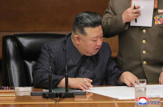 북한 김정은의 헤어스타일은 일명 '패기 머리'로 통한다. 북한 지도부에서 일반 남성들에게 장려하는 머리카락 형태다. /조선중앙통신 연합뉴스