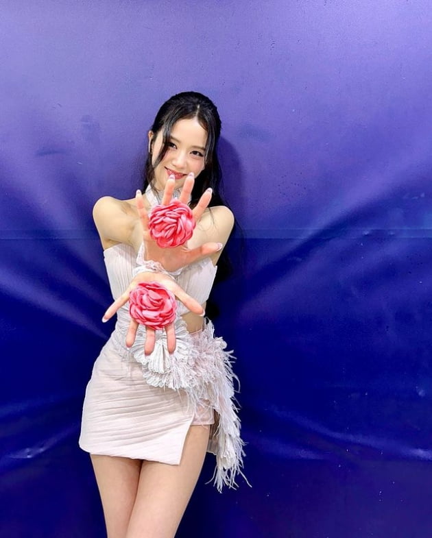 Girl group BLACKPINK JiSoo expressed their gratitude to their fans.JiSoo posted several photos on the 17th, saying, Have you all seen Inkigayo yesterday? I was so excited and happy to hear that my first solo album title song Flower won first place last week.I always thank you and love you for your happiness. I will be JiSoo who will show you a lot better in the future.JiSoo is in Mnet M Countdown, KBS2 Music Bank, MBC show!Music Center , SBS Inkigayo and MBC M Show! Champion .JiSoo released his first solo album ME on March 31.