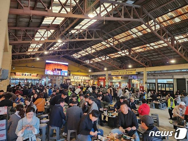 4월12일 예산시장을 찾은 방문객들이 평일인데도 자리가 가득찬 가운데 식사를 즐기고 있다. 백종원의 예산시장 활성화 프로젝트는 4월 1일 재개장 뒤 하루 1만명 이상, 평일에도 5000명 가량이 찾고 있다. 2023.04.16/뉴스1ⓒ 뉴스1 이찬선 기자