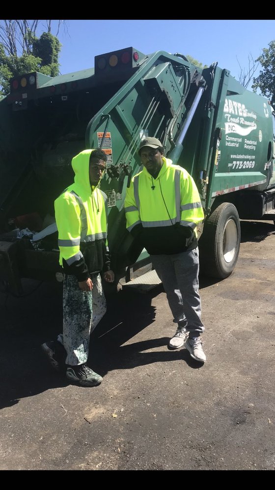 스태턴(왼쪽)과 형이 쓰레기 수거업체에서 일하던 시절. 스태턴 트위터 캡처