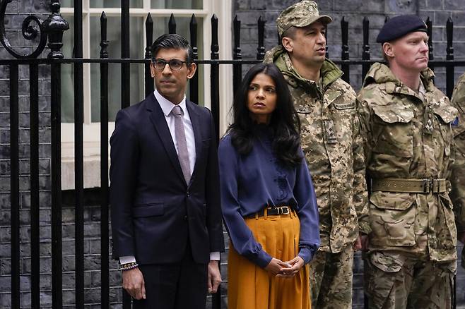 리시 수낵 영국 총리와 그의 아내 악샤타 머티가 총리 관저인 다우닝가 10번지 앞에 서있다. 에이피 연합뉴스