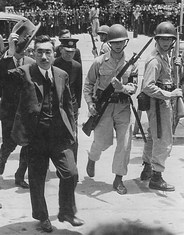 ▲ 1947년 고베를 방문한 평상복 차림의 히로히토. 총에 착검을 한 미군 병사들이 바로 옆에서 그를 지켜보고 있다.