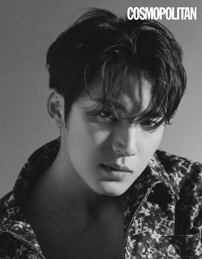 Fashion magazine Cosmopolitan unveiled the May issue of Joshua and Kim Mingyu on the 19th.The two people in the public photos showed a smile with a lyrical feeling like a scene in a movie. In addition, it is the back door that the staffs admiring the styling of the sensual mood perfectly.Joshua praised Kim Mingyu, saying, Kim Mingyu is really good. He is not good like a fool, but good. When asked about the driving force behind his long-time multi-member group activities, he said, All members play a big role.Kim Mingyu laughed, saying, If we have a wide range of people like us, it will be a big deal.About the release of the mini 10th album FML, the two members expressed their strong confidence that the moment I think it is the most career is this album.Kim Mingyu said, Please look forward to the song Son Gogong because it is a song based on a character who grows up and overcomes adversity.Kim Mingyu said: Its 100 per cent right.Seventeen, I will show you that we are still active, Joshua said, We do not want to lose power for a moment.Kim Mingyu said to young Kim Mingyu, I live like now ... Then it will be me. Joshua said, I am what I am now because I am then.You can do it now, he told young Joshua.The May issue of Cosmopolitan, which includes a picture of Seventeen Joshua and Kim Mingyu and a full interview, will be available at bookstores nationwide from May 22, and will also be available through the Cosmopolitan Korea website and Instagram.