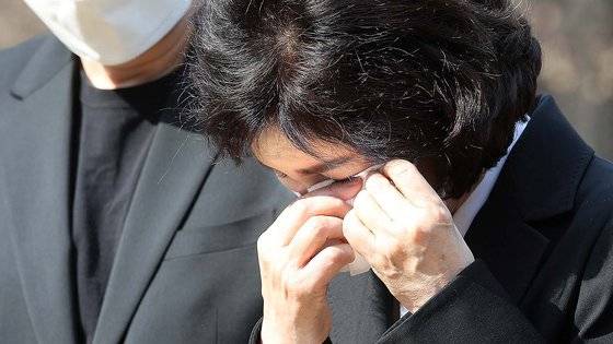 지난 1일 오후 경기도 남양주시 마석 모란공원 민주열사 묘역 내 故 박원순 전 서울시장의 묘소에서 고인의 부인 강난희 씨가 눈물을 훔치고 있다. 뉴스1