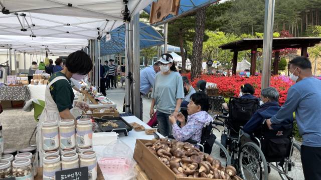 ▲ 양양비치마켓은 장애인의 날인 20일 양양 정다운마을에서 중증장애인들을 위한 ‘정다운 숲속마켓’을 개최했다.