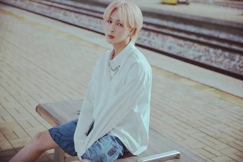 원위(ONEWE) 멤버 기욱이 20일 솔로로 데뷔했다. 사진=RBW