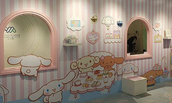 시나모롤 카페 내부에 꾸며진 캐릭터 포토존. 방문객들은 음료가 나오기 전 포토존에서 사진부터 찍는다.