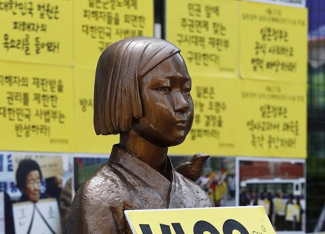 2021년 4월 21일 서울 종로구 일본대사관 앞에서 열린 제1488차 일본군성노예제 문제해결을 위한 정기 수요시위 기자회견에서 평화의 소녀상이 자리를 지키고 있다. 뉴시스