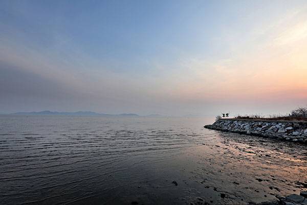 강화도 남부 해안선은 여백 많은 고즈넉한 길이다. 나들길 20코스 동막해변에서 미루지항으로 이어진 길 위에서 젊은 두 사람이 점프해 독특한 장면을 연출했다
