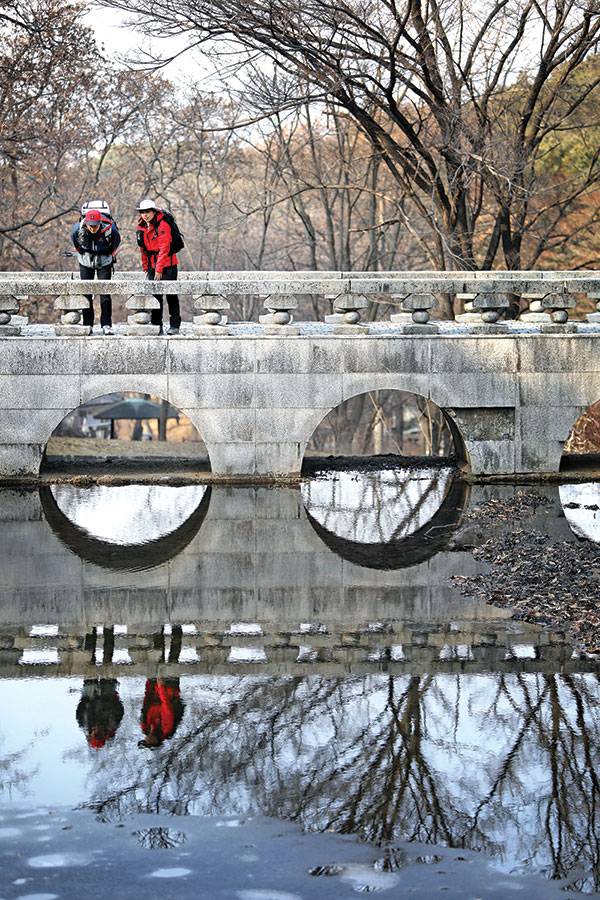 마니산에서 계단길로 하산하면 닿는 상방리계곡. 공원처럼 조성된 휴식하기 좋은 계곡이다.