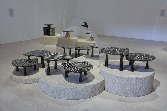 밀라노 디자인위크를 맞아 두손갤러리가 트리엔날레 박물관에서 선보인 자개테이블 전. 사진 속 테이블은 한국 디자이너 차영희의 작품으로 옻칠한 원목으로 제작했다. 사진 두손갤러리