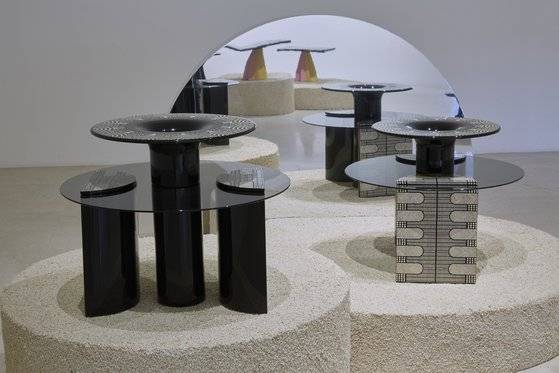밀라노 디자인위크를 맞아 트리엔날레 박물관에서 공개된 자개 테이블. 이탈리아 디자이너 엘레나 살미스트라노가 한국 전통 모자 '갓'에서 영감을 받아 만들었다. 사진 두손갤러리