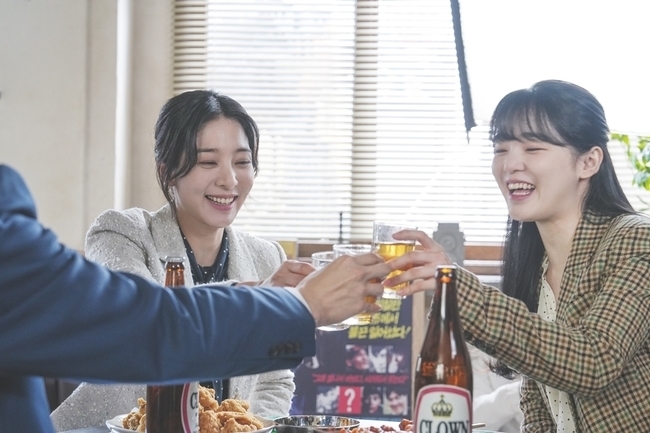 Jang Dong-yoon, Seol In-ah, and chu yeong-woo.On April 23, KBS 2TV Wall Street drama  ⁇  Oasis  ⁇  (director Han Hee / playwright Jung Hyung-soo) released the behind-the-scenes footage of the main characters who led the  ⁇  Oasis  ⁇  such as actor Jang Dong-yoon, Seol In-ah and chu yeong-woo.In the last broadcast, Lee Doo-hak (Jang Dong-yoon) and Hiroo Shin (Seol In-ah) learned the truth of what the family of chu yeong-woo had done and vowed to take revenge on them.At the end of the reason why Duhak entered the prison with a murder charge instead of Cheol-woong and the reason why Duhaks father, Lee Jung-ho (Kim Myung-soo), suddenly died, there were Hwang Chung-sung (Jeon No-min), Kang Yeo-jin (Kang Kyung-heon), and their hound Oh Man-ok (Jin-han).Duhak, who cant stop revenge because of his rage, Mind, who wants to protect him until the end, and Cheol-woong, who revealed all his bare face. Again, the flames of the three mixed youths burned hot.Among them, the photos show Jang Dong-yoon, Seol In-ah, and chu yeong-woos passionate shooting scene.In a scene where a lot of opinions are shared to raise the emotions of a scene character, the efforts of the actors to fully immerse themselves in the character as well as the eyes, facial expressions and gestures are conveyed.Jang Dong-yoon is leading the center of the drama, expressing the complex emotions of Duhak in three dimensions.From the sad eyes toward my beloved lover Mind to the tough charisma that never bends toward revenge, I captivated the hearts of viewers with the constantly agonizing science itself.Seol In-ah is gaining a favorable response from viewers as the most reliable support in  ⁇ Oasis ⁇ .As a representative of the film industry in the youth age, there is a lot of cheering for Minds willingness to take risks for the sake of making Faiths own way and loving Duhak, adding to the bright and dignified energy of Seol In-ah.The presence of chu yong-woo, which shines as the times go by, attracts attention. The appearance of Chulwoong, which is confused and confused among all characters such as Duhak, Mind, Loyalty, Aftershock, and Manok, is like a time bomb.The screaming cry of Cheol-woong, who had been exposed to the truth that he wanted to hide so much, raised the tension of  ⁇  Oasis ⁇ .