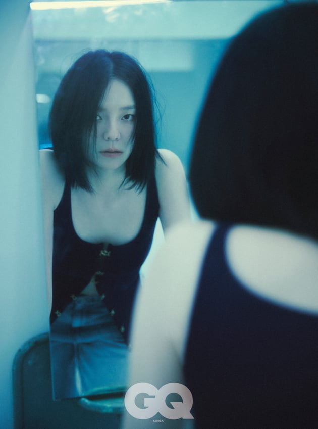 The actor Esom exuded a mysterious charm.On the 24th, a picture of Esoms charm was unveiled, attracting eye-catching glimpses of her unique atmosphere.In the open photo, Esom completes the picture with a mood that reminds me of a scene in the movie. I gaze at the camera with a mirror, and I gaze at a certain place and overwhelm the atmosphere with my precious eyes.This concept, which is the warmest color and the most Esom down color, doubles her charm.In a subsequent interview, Esom amplified his curiosity by telling the story of the Netflix series  ⁇  Delivery man  ⁇ , which will be released from the recently released Netflix movie  ⁇  Kill Boksoon  ⁇ .The question of what I feel more and more valuable in living here is that I have a lot of days to walk because I have a lot of days to walk.  These days I walk on a road that is not common because it is so common.I walk a close and common road and observe a lot of people. On the other hand, the background of the Netflix series  ⁇ Delivery man ⁇ , which tells the story of Esom as a military intelligence officer, is a future Korean peninsula that can not live without oxygen co-workers due to extreme air pollution, where the legendary Delivery man 5-8 and refugee April! It is the story of what happens when we confront the Thousand group that dominates the world.