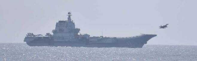 4월10일 오키나와 남쪽 서태평양 해상에서 훈련 중인 중국 항모 산둥함에서 함재기 J-15가 이륙하고 있다. /일본 방위성