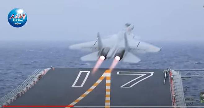 산둥함 스키점프대를 통해 이륙하는 J-15 전투기. /중국 해군