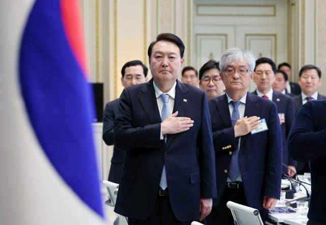 윤석열 대통령이 20일 청와대 영빈관에서 열린 '이차전지 국가전략회의'에서 국기에 경례하고 있다. 대통령실통신사진기자단