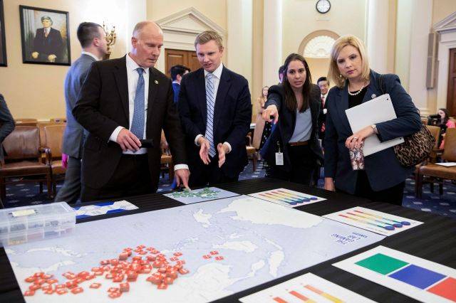 지난 19일(현지시간) 미국 워싱턴DC 국회의사당에서 열린 하원의 '미국과 중국공산당 간 전략 경쟁에 관한 특별위원회'에서 공화당 의원들이 중국의 대만 침공 시 예상되는 전쟁 시뮬레이션을 그린 지도를 보고 있다. 로이터연합뉴스