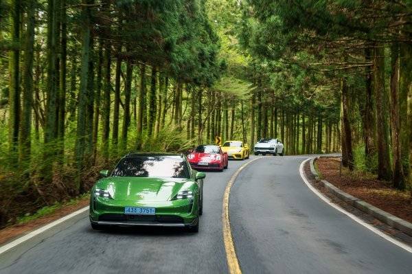 포르쉐 스포츠카 탄생 75주년을 기념해 제주도에서 열린 ‘포르쉐 겟어웨이’ 시승행사에서 포르쉐 차종들이 산악 와인딩 로드를 달리고 있다. 사진제공|포르쉐코리아