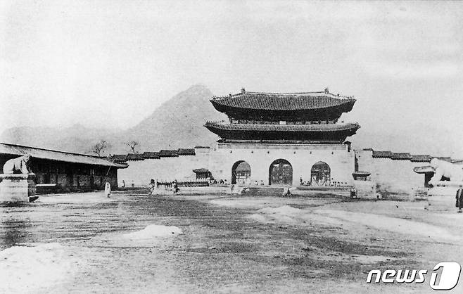 사진은 지난 1890년대 광화문과 월대 전경. (도서출판 서문당 제공) 2023.4.25/뉴스1