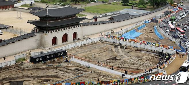 경복궁의 정문인 광화문 앞에 1866년(고종 3년) 설치됐던 ‘광화문 월대’의 전모가 확인됐다. 문화재청은 25일 국립서울문화재연구소가 광화문 월대의 복원·정비를 위해 지난해 9월부터 진행 중인 발굴조사의 성과, 향후 복원계획 등을 발표했다.일제가 훼손하기 전 월대의 전체 규모는 남북 길이 48.7m, 동서 너비 29.7m로 발굴조사 결과 확인됐다. 일제가 1923년 개통한 전차 노선은 광화문 월대는 물론 삼군부와 의정부 터 일부도 훼손한 것으로 지난달 발굴조사에서 확인됐다. 사진은 25일 서울 종로구 세종대로 정부서울청사에서 바라본 모습. 2023.4.25/뉴스1 ⓒ News1 김명섭 기자