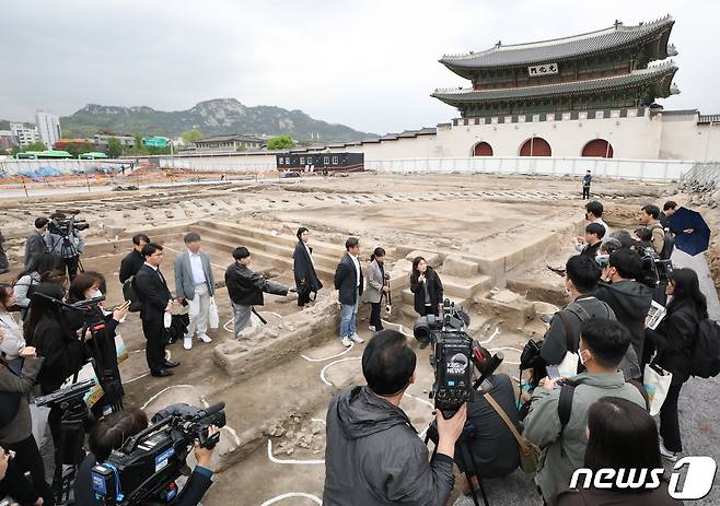 국립서울문화재연구원 관계자들이 25일 서울 종로구 경복궁 앞에서 광화문 월대의 복원정비를 위해 진행 중인 발굴조사의 성과와 향후 복원계획을 언론에 공개하고 있다. 2023.4.25/뉴스1 ⓒ News1 허경 기자