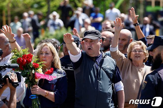 스페인 파시스트 정당 팔랑헤당의 창시자 호세 안토니오 프리모 데 리베라의 유해가 프랑코 정권 시절 조성한 '전몰자의 계곡'에서 산 이시드로 묘지로 이장되고 있는 가운데, 극우 성향의 시민들이 파시스트식 경례를 하고 있다. 2023.04.24/뉴스1 ⓒ 로이터=뉴스1 ⓒ News1 김민수 기자