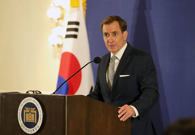 존 커비 미국 백악관 국가안보회의(NSC) 전략소통조정관이 25일(현지시간) 워싱턴DC 프레스센터에서 한미 정상회담 관련 주요 행사에 대해 브리핑하고 있다./뉴시스