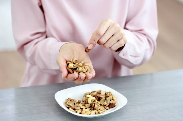 견과류는 몸에 좋지만, 노인은 지방 섭취를 줄여야 하므로 하루 열 알 정도만 먹는 게 바람직하다./클립아트코리아