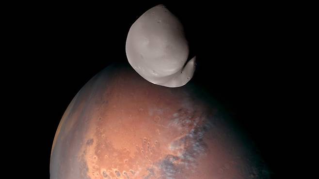 아랍에미리트 아말 위성이 촬영한 화성과 데이모스. 사진=Emirates Mars Mission