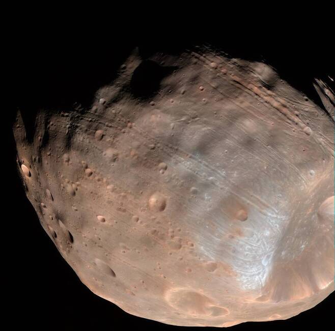 미 항공우주국(NASA)이 촬영한 화성의 달 포보스의 모습