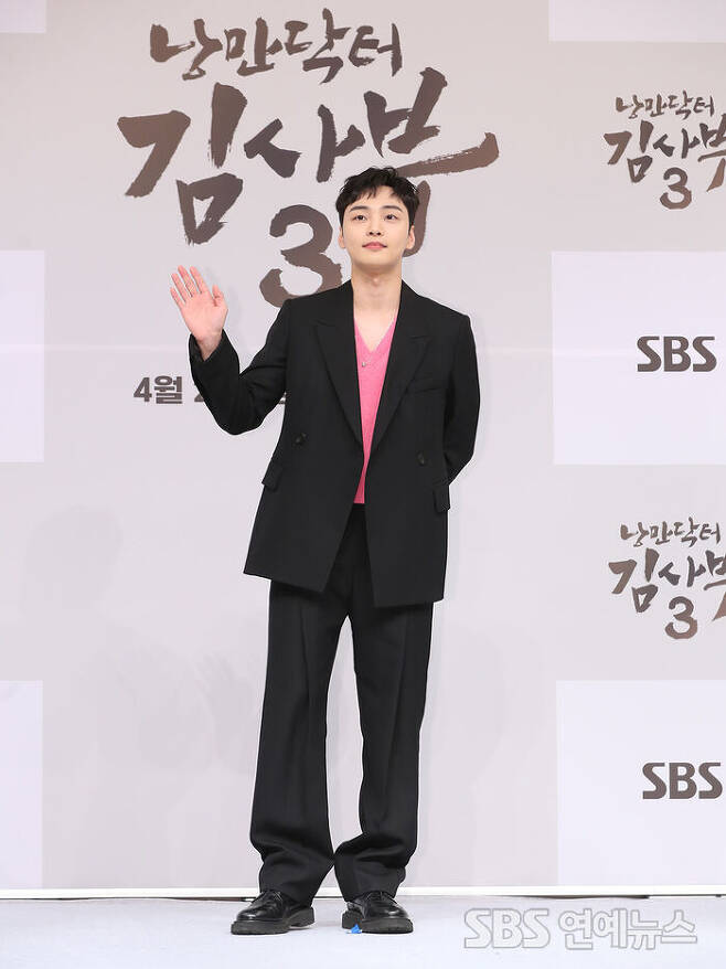 Actor Kim Min-jae said that he returned to Romantic Doctor Master Kim3.On the afternoon of the 26th, SBS new drama Romantic Doctor Kim3 (Kang Eun-kyung, Lim Hye-min, Yoo In-sik, Kang Bo-seung) I attended and asked for the audiences interest in the drama that returned to season 3.Romantic Doctor Master Kim3 is a drama about the real doctor story that takes place in the background of a shabby stone wall hospital in the province. It is a mega hit series of SBS with the highest audience rating of 27% in both season1 in 2016 and season2 in 2020.In this season 3, Master Kim station Han Suk-kyu, Ahn Hyo-seop, Lee Sung-kyung, Kim Min-jae, Jin Kyeong, Im Won-hee, Woo Woo Min, Kim Joo Heon, Yoon Tree, Shin Dong Wook and So Joo-yeon join Season 2, Lee Kyung Young, Lee Shin Young and Lee Hong Na join the world view of Stone wall hospital.Kim Min-jae is an actor who appears in Romantic Doctor Master Kim season 1, 2, and 3.Kim Min-jae, who starred as a righteous male nurse Park Eun-tak in season 1, has since grown into an actress who receives a starring love call. Do you like the drama Brahms?Kim Min-jae has been actively involved in activities such as Dali and Gamja-tang and Chosun Psychiatrist Yuse-style, and Kim Min-jae has decided to re-select Park Eun- .Kim Min-jae said, When I shot Romantic Doctor Master Kim season 1, I was 20 ~ 21 years old, and now I am 28 years old.That was when I started acting, and I learned a lot of acting, but I learned a lot about how to live and what kind of actor to be.So when I was in season 2, I said that I would be very happy, and when season 3 started to flow, I felt like I wanted to do it. Kim Min-jae said, I am very grateful that I have grown up, and I am grateful that I have grown up to be able to add a little strength to Romantic Doctor Master Kim3.I am having a very glorious time with my bishop, my writer, and my seniors. I am returning to season 3 and shooting happily while replaying How should I live? Kim Min-jae is planning to join the military at the end of this work. Kim Min-jae said, I think my 20th-year-old Romantic Doctor Kim will be the last work of my 20th generation.Meanwhile, Romantic Doctor Master Kim3 will be broadcasted at 10 pm on the 28th.