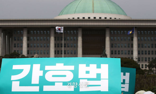 간호사들이 지난 24일 서울 여의도 국회 앞에 모여 간호법 제정을 촉구하는 집회를 하고 있다. 한수빈 기자