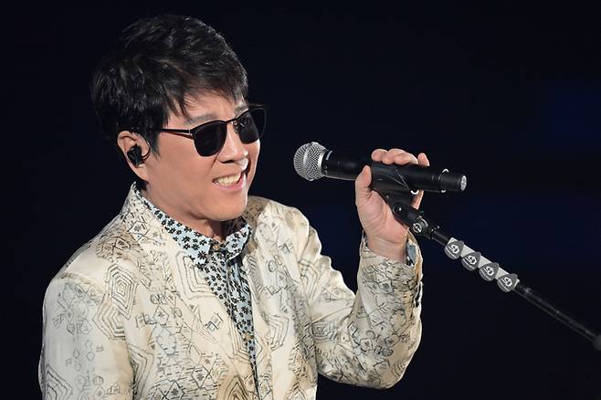 가수 조용필이 지난해 서울 올림픽공원 체조경기장에서 열린 ‘2022 조용필 & 위대한 탄생 콘서트’에서 노래를 부르고 있다. 인사이트엔터테인먼트 제공