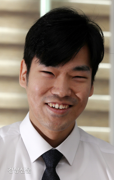 2023년 제12회 변호사시험에 합격한 시각장애인 김진영씨가 26일 인천에 있는 자택에서 인터뷰를 하고 있다. 서성일 선임기자