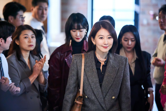 Kim Hee-ae (56), Uhm Jung-hwa (54), Jeon Do-yeon (50), and Kim Seo-hyung (50) are the main characters of content that has recently stood out in terrestrial, cable channels, comprehensive programming channels, and online video service (OTT) platforms.On the other hand, there has been an increase in the number of  ⁇ Women Remady ⁇ , but that is not enough.Just a few years ago, actresses of the age of entering the mother of the heroine are becoming a title roll. It is a meaningful change.It was the golden age of K-Content.In an interview with JTBC Drama  ⁇ ilta Scandal, Jeon Do-yeon recently asked the driving force behind the romance of  ⁇  50 Actress  ⁇  Why not? I can do it in 10 years.  ⁇ When I think about it, after his debut in 1990, he acted a deep romance in his 20s (connection), 30s (you are my destiny), and 40s (male and female).Kim Hee-ae, who showed a subjective image of women in the so-called  ⁇   ⁇   ⁇   ⁇   ⁇  trilogy trilogy  ⁇   ⁇   ⁇   ⁇  leading to the world of  ⁇   ⁇   ⁇   ⁇   ⁇   ⁇   ⁇   ⁇  It is rather nonsense that such Acting actors are suddenly pushed to the mother of  ⁇   ⁇   ⁇  because they are in their 50s.The breakup of this practice is related to the development of the media industry. Until the 1980s, when the three terrestrial broadcasters were at the center, the number of actors to choose was insufficient.It was a kind of virtuous cycle for the seniors to give their young juniors the lead role and play their parents. In the case of Actress, the cycle was faster.However, with the advent of cable channels in the 2000s, general programming channels in the 2010s, and OTT platforms in the 2020s, the range of choices has widened. Stories have become more colorful and more actors are needed.Most of the 50 actresses who played the main characters of various works started their activities in the 1990s when they were in their 20s.With the rapid growth of Chungmuro, TV-focused TV makers have moved to screens, and now they are exploring various cable and cable channels and OTT markets.Instead of promoting popular but less skilled idol actors, there is an atmosphere to improve the completeness of the content with actors with mature acting skills.Womens Remedy. ⁇ Women Remady ⁇  is not a sufficient condition for content success. It is difficult to change the gender of the occupation group in the drama from male to female.  ⁇  Why should it be women?Netflix  ⁇  Queen Maker  ⁇  is a process of struggling to make human rights lawyer Oh Kyung-sook (Moon So-ri), who is called the rhinoceros of justice, as the mayor of Seoul.It is quite interesting to watch the topography of women who have faith in the election, which is usually referred to as the exclusive property of men, and women who are wise.The candidates from the three-member National Assembly who are opposed to them and the chaebol president who wants to shake this edition are also arranged as Women, and the  ⁇  Women vs Women  ⁇  composition is interesting.Uhm Jung-hwa starring JTBC  ⁇  Doctor Cha Jung-sook is a story of a woman who has lived as a housewife for 20 years after graduating from medical school and returned to her first year of family medicine residency.Dramas ratings, which humorously solved the agony of career-interrupted women, jumped from 4.9% to 11.2% (four episodes). This means that it succeeded in gaining sympathy from viewers.Jeon Do-yeon, who was a side dish shop owner in  ⁇ ilta Scandal  ⁇ , was even a class A killer in Netflix  ⁇  Kill Boksoon  ⁇ .In addition, Kim Sun-ah (50) of Channel A Drama  ⁇  The Queen of Masks  ⁇ , which was first broadcast on the 24th, Ko Hyun-jung (52) of Netflix  ⁇  Mask Girl  ⁇  and Lee Young-ae (52) of tvN  ⁇  Maestra  ⁇  Take over the baton of  ⁇  50 jockeys  ⁇ .Each of them takes on a variety of occupations such as lawyers, Internet BJs, and conductors to broaden the story.Director Oh Jin-suk, who directed the queen maker, said that it is new that strong women clash and collide head-on against the power world traditionally dominated by men, and the process of colliding and solidarity with women of a totally different character is becoming a point of observation. He said.