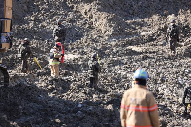 소방구조대원들이 지난해 2월 경기 양주시 은현면 도하리 삼표산업 채석장 붕괴·매몰 사고 현장에서 금속탐지기를 이용해 실종자를 수색하고 있다. 양주=연합뉴스
