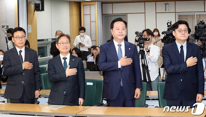 더불어민주당 원내대표 후보자들이 25일 오전 서울 여의도 국회의원회관에서 열린 '원내대표 선거 후보자 합동토론회'에서 국민의례를 하고 있다. 왼쪽부터 박광온, 박범계, 김두관, 홍익표 후보. 2023.4.25/뉴스1 ⓒ News1 황기선 기자