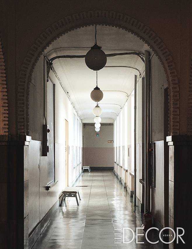 장식적인 아치형 천장에서 시작되는 긴 복도.
