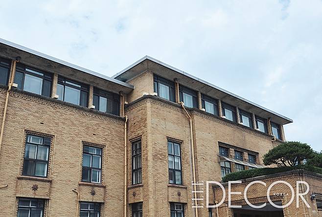 1932년 준공 당시에는 2층의 평지붕 구조였다. 세월이 흘러 필요에 따라 3층과 지붕이 증축됐다.