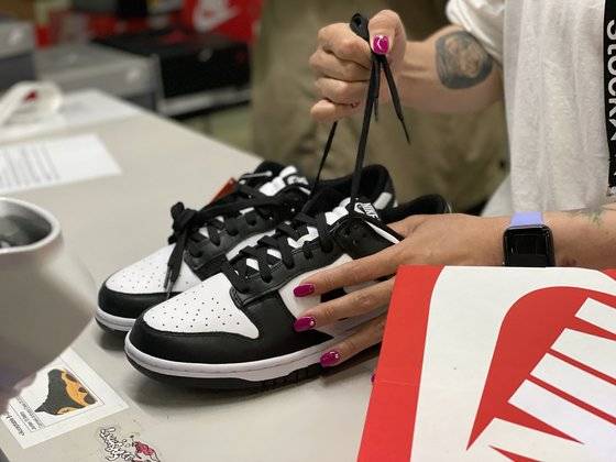 스탁엑스 검수센터에서 '범고래'란 별명이 붙은 인기 스니커즈 '나이키 덩크 로우 블랙'를 검수하고 있다. 박영민 기자