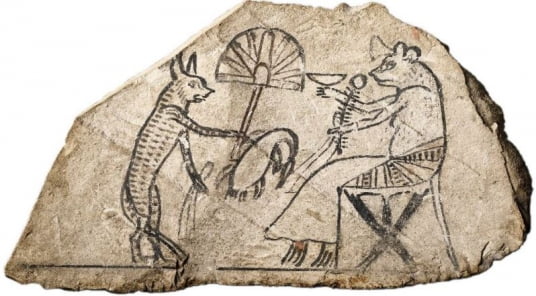 3000~3500년 전 이집트 신왕국 시대에 석회암에 그린 그림. 비쩍 마른 고양이가 앉아 있는 살찐 쥐에게 부채질을 해주고 있다. 당시 혼란스러운 사회상을 풍자한 그림이라는 해석이 나온다. 뉴욕 브루클린 박물관 제공